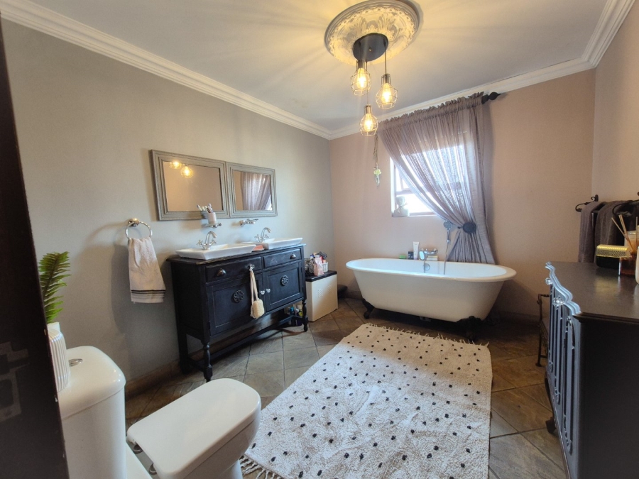 5 Bedroom Property for Sale in Maraldi Estate Free State